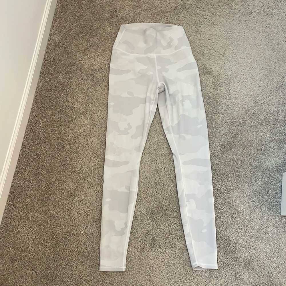 White Camo Alo Leggings 7/8 length NWOT